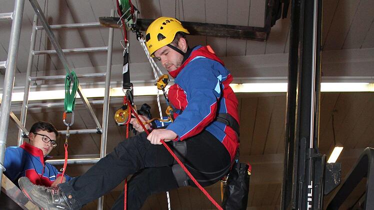 Der Insasse der des Sessellifts wird am Boden von einem weiteren Bergw&auml;chter in Empfang genommen. Cindy D&ouml;tschel