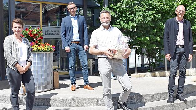 Vom 1. April bis zum Ende des Katastrophenfalls infolge der Covid-19-Pandemie war Jürgen Murmann (vorne in der Mitte) Versorgungsarzt im Landkreis Lichtenfels. Landrat Christian Meißner (rechts), Kristin Grosch (links) und Toni Spitzenpfeil dankten dem Mediziner für sein Engagement.  Foto: Heidi Bauer