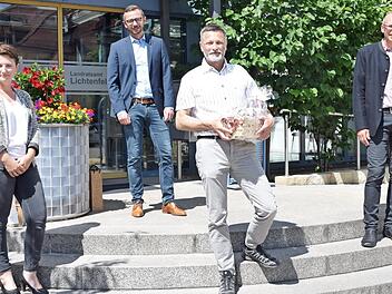 Vom 1. April bis zum Ende des Katastrophenfalls infolge der Covid-19-Pandemie war J&uuml;rgen Murmann (vorne in der Mitte) Versorgungsarzt im Landkreis Lichtenfels. Landrat Christian Mei&szlig;ner (rechts), Kristin Grosch (links) und Toni Spitzenpfeil dankten dem Mediziner f&uuml;r sein Engagement.  Foto: Heidi Bauer