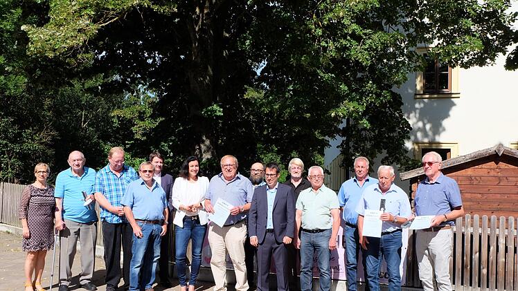 Gruppenfoto (von links): Bürgermeisterin Judith Dekant,  Gustav Braun (45 Jahre), Stefan Saal (35), Gerhard Heilmann (25), Sandro Kirchner (MdL), Staatsministerin Dorothee Bär (MdB), Philipp Bauernschubert (50), Hubert Back (20), Vorsitzenden Moritz Dekant, Peter Höger (20), Siegfried Schmitt (25), Peter Saal (15), Gerhard Kirchner (40) und Anton Bauernschubert (40).