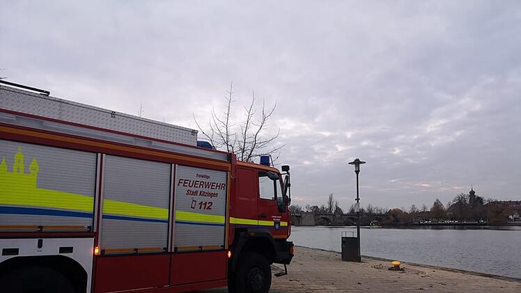 Kitzingen: Im Wasser treibender Hund l&ouml;st Gro&szlig;einsatz aus