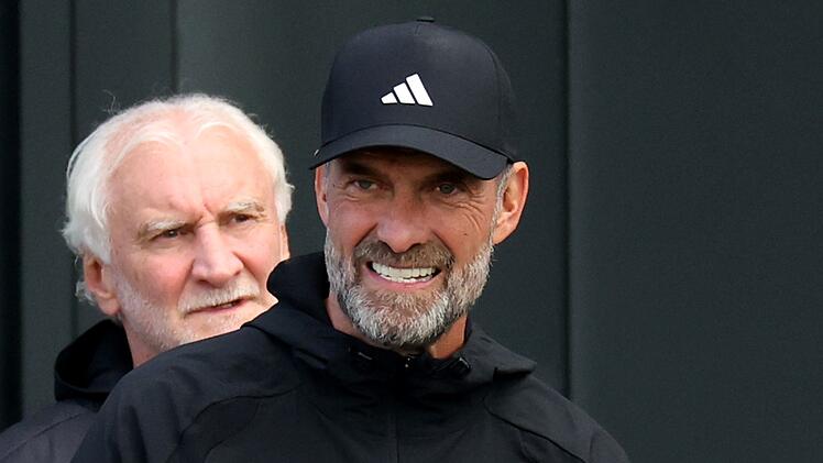 Rudi V&ouml;ller (links) bremste zum Auftakt die Euphorie um Nationaltrainer J&uuml;rgen Klopp.