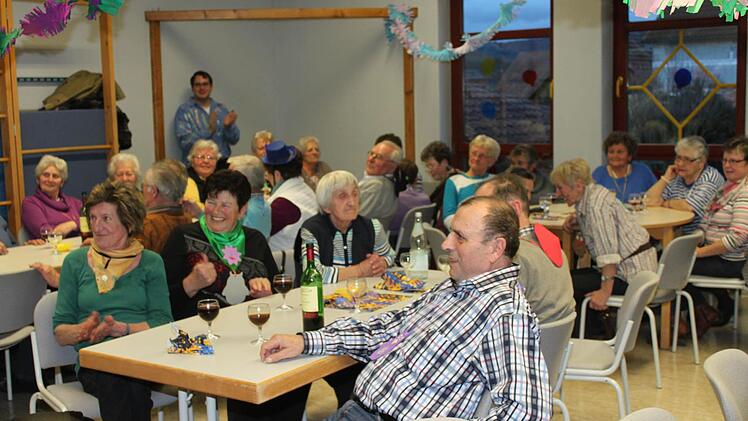 Wieder zahlreich waren die Senioren beim Seniorenfasching im Uetzinger Kinderhaus.