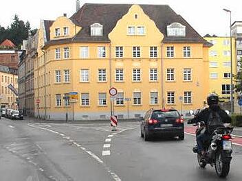 Wo jetzt nur eine markierte Fläche auf dem Asphalt als Verkehrsinsel dient, entsteht im Zuge der Sanierung der Kreuzung Hans-Hacker-Straße/Hardenbergstraße eine Grünfläche mit Blumen. Foto: Dagmar Besand