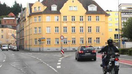 Wo jetzt nur eine markierte Fläche auf dem Asphalt als Verkehrsinsel dient, entsteht im Zuge der Sanierung der Kreuzung Hans-Hacker-Straße/Hardenbergstraße eine Grünfläche mit Blumen. Foto: Dagmar Besand