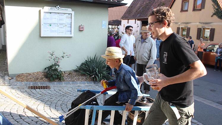 Der siebenjährige Bastian Iftner ließ sich auch durch Krücken nicht von einem Kirchweih-Besuch abhalten.