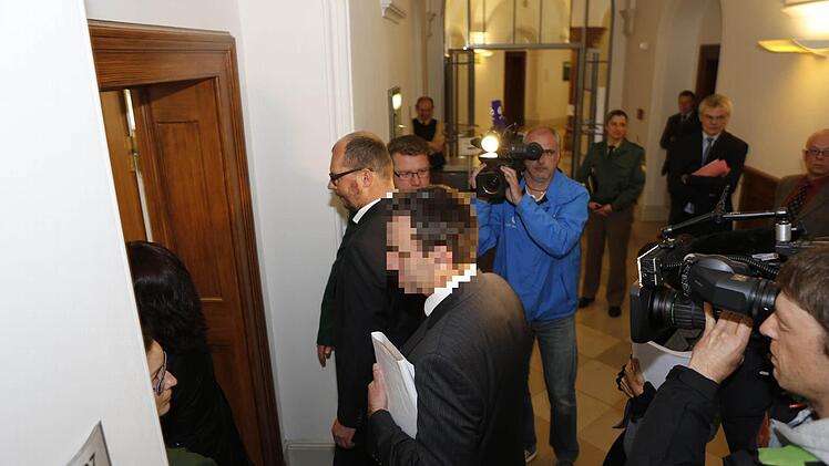 Der Angeklagte (Mitte) hat sich am heutigen Dienstag zu den Vorwürfen ausführlich geäußert. Foto: Matthias Hoch