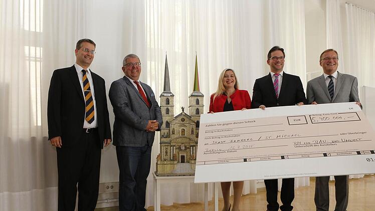 Strahlende Gesichter bei Überbringer und Empfängern (von rechts): Bambergs Oberbürgermeister Starke, parlamentarischer Staatssekretär Pronold, Bayerns Gesundheitsministerin Melanie Huml, Bürgermeister Wolfgang Metzner, Stiftungsreferent Bertram Felix Foto: Matthias Hoch