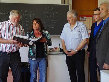 Rudolf Landmann (l.) und Silvia Wänke verschafften sich einen Eindruck von der Verwendung der Fördermittel. Über die Schule berichteten (v. r.) Timo Ehrhardt, Fritz Hempfling und Wolfgang Feuerpfeil. Foto: Marco Meißner