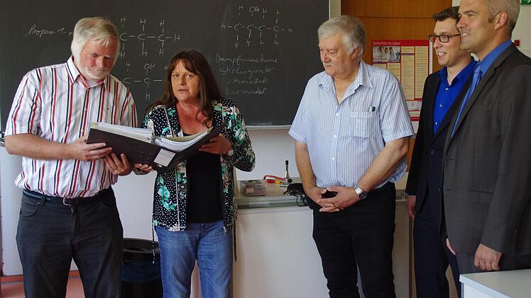 Rudolf Landmann (l.) und Silvia Wänke verschafften sich einen Eindruck von der Verwendung der Fördermittel. Über die Schule berichteten (v. r.) Timo Ehrhardt, Fritz Hempfling und Wolfgang Feuerpfeil. Foto: Marco Meißner