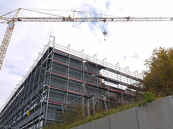 Unterrichtsräume für Biologie, Physik und Chemie, ein gemeinsamer praktischer Übungssaal, Vorbereitungszimmer, zwei Musikräume, vier EDV-Räume und mehrere Klassenzimmer - all dies wird nach der Sanierung im Gebäude C der Realschule Coburg II untergebracht sein. Schon im kommenden Jahr soll der Trakt seiner Bestimmung übergeben werden. Foto: BertholdKöhler