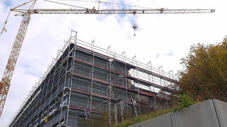 Unterrichtsräume für Biologie, Physik und Chemie, ein gemeinsamer praktischer Übungssaal, Vorbereitungszimmer, zwei Musikräume, vier EDV-Räume und mehrere Klassenzimmer - all dies wird nach der Sanierung im Gebäude C der Realschule Coburg II untergebracht sein. Schon im kommenden Jahr soll der Trakt seiner Bestimmung übergeben werden. Foto: BertholdKöhler