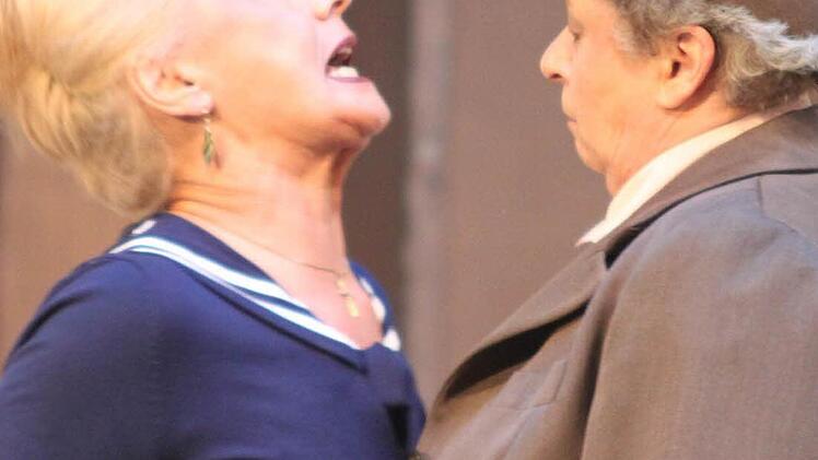 Mrs Price-Ridley (Hilde Volkmann) und Miss Marple (Sonja Bayer) Foto: Jürgen Gärtner