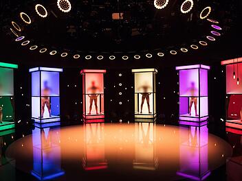 Ein Single sucht einen möglichen Partner aus, aber statt Gesichtern sind nur nackte Körper zu sehen. Die erste Folge von "Naked Attraction" auf RTL II. Foto: RTL II