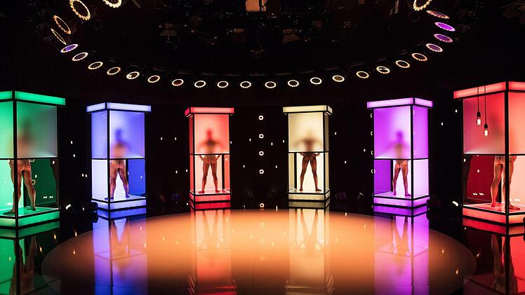 Ein Single sucht einen möglichen Partner aus, aber statt Gesichtern sind nur nackte Körper zu sehen. Die erste Folge von "Naked Attraction" auf RTL II. Foto: RTL II