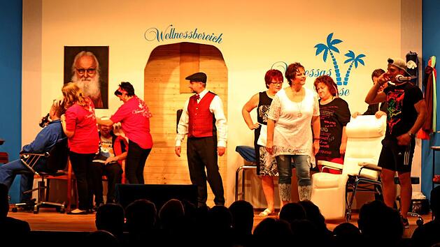 M&auml;chtig rund ging es zum Abschluss des diesj&auml;hrigen St&uuml;ckes "Beauty, Spa und Dosenbier" auf der B&uuml;hne in Z&uuml;ntersbach. Foto: Steffen Vetter