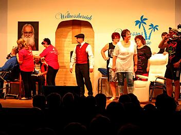 Mächtig rund ging es zum Abschluss des diesjährigen Stückes "Beauty, Spa und Dosenbier" auf der Bühne in Züntersbach. Foto: Steffen Vetter