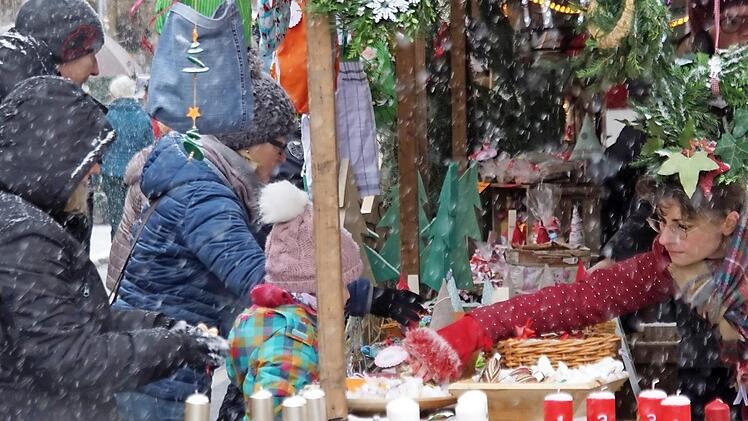 Die vielen Verkaufsst&auml;nde mit der bunten Warenvielfalt fanden reges Interesse. Fotos: Mario Deller