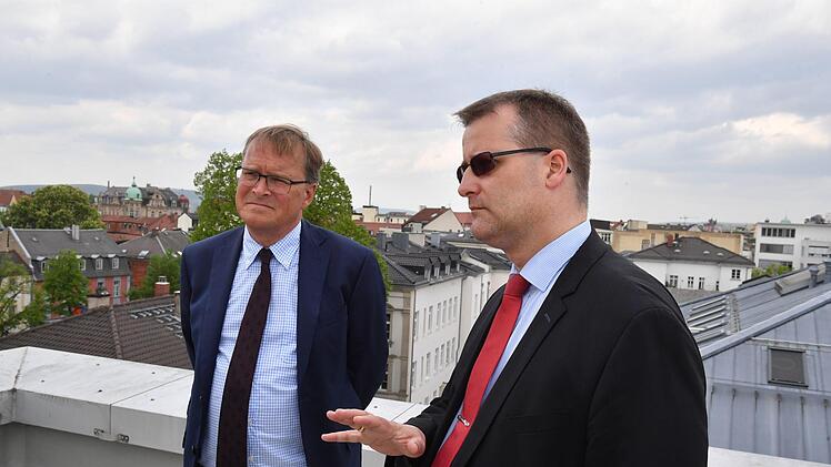 OB  (links) und Finanzreferent auf dem Dach des neuen Bürgerrathauses Foto: Ronald Rinklef