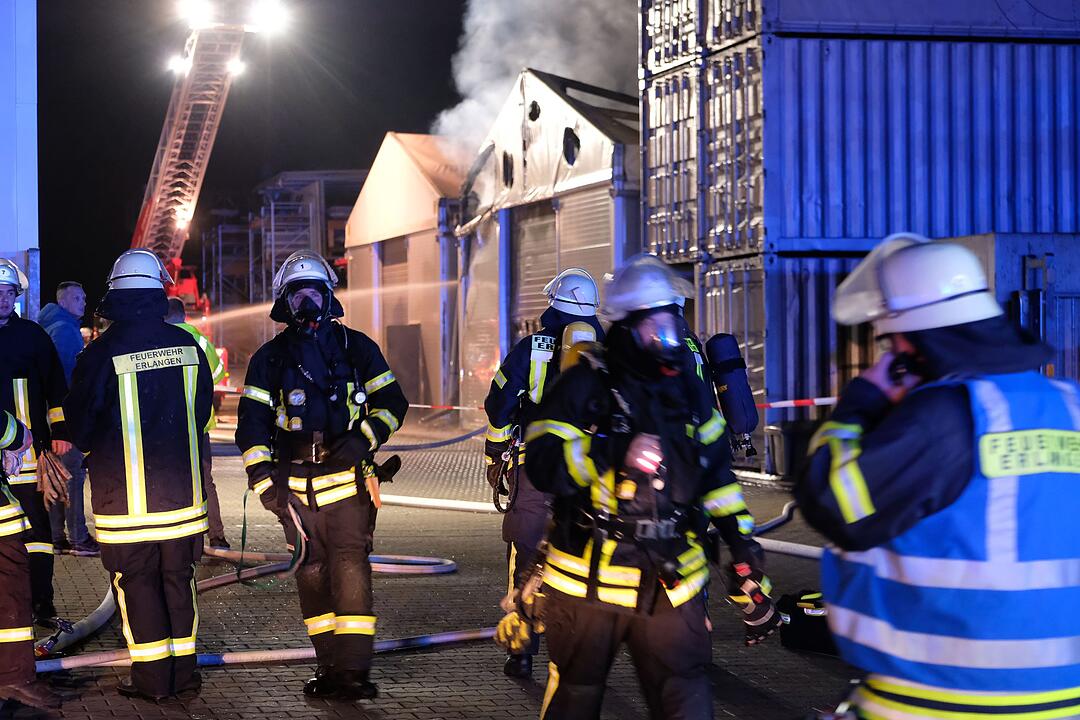 Erlangen-Eltersdorf: Firma für Umwelttechnik  brennt – Anwohner sollen Türen und Fenster schließen