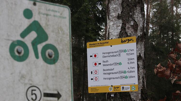Wegweiser auf dem Wanderparkplatz zwischen  Beutelsdorf und Hammerbach