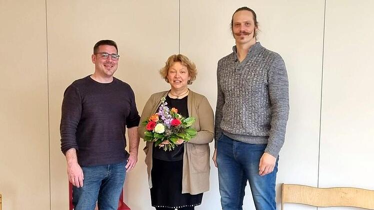 Elke Schneider wurde vom Vorsitzenden Marcus Markert und KiTa-Leiter Franziskus Gerr nach über 40 Jahren in den wohlverdienten Ruhestand verabschiedet.