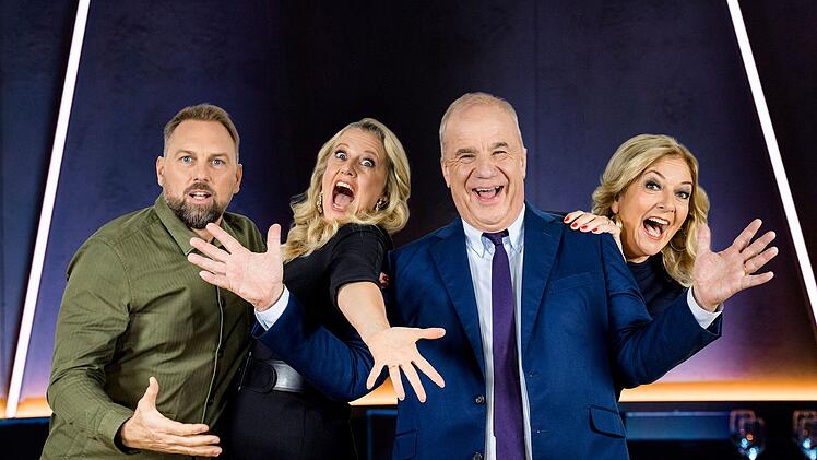 Steven G&auml;tjen, Barbara Sch&ouml;neberger, Hubertus Meyer-Burckhardt und Bettina Tietjen (von links) bilden das gesamte Team der Sendung im Wechsel. Die Sendung wird "live" aufgezeichnet.