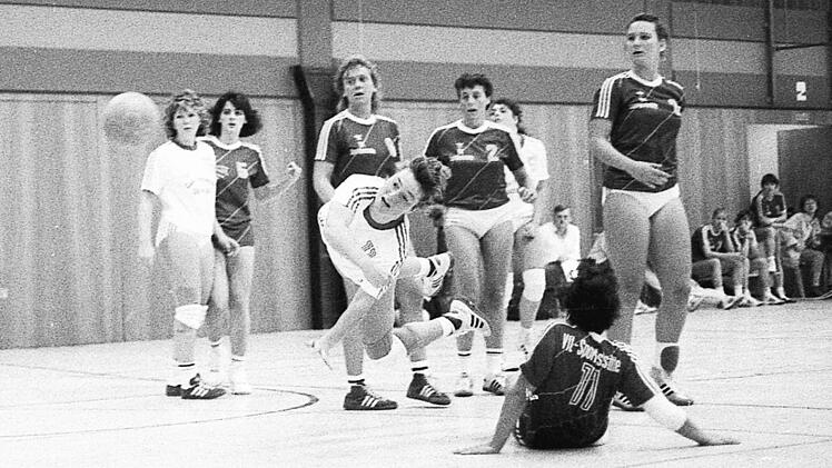 Die Garitzerin S. Steiner setzt ihre geballte Kraft ein, um sich gegen die Abwehr des VfL Neustadt/Coburg durchzusetzen.