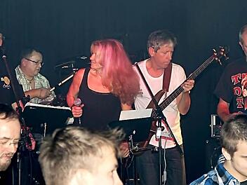 Die Fossils bei einem Auftritt 2011: Erich Wochele, Trompete, Gesang (ehemaliger Schüler der FOS/BOS), Peter Engelbrecht, Schlagzeug (wollte Lehrer werden), Ute Chapple, Gesang (Volksschule Weismain), Thomas Birus, Bass (Lebensmitteltechnikerschule Kulmbach), Peter Lubig, Gesang, Sologitarre (Berufsschule Kulmbach). Foto: privat