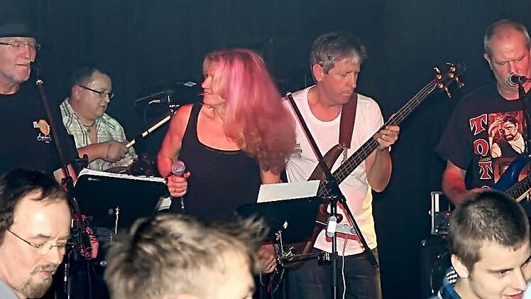 Die Fossils bei einem Auftritt 2011: Erich Wochele, Trompete, Gesang (ehemaliger Schüler der FOS/BOS), Peter Engelbrecht, Schlagzeug (wollte Lehrer werden), Ute Chapple, Gesang (Volksschule Weismain), Thomas Birus, Bass (Lebensmitteltechnikerschule Kulmbach), Peter Lubig, Gesang, Sologitarre (Berufsschule Kulmbach). Foto: privat