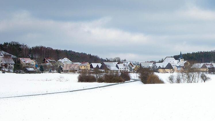 Winterzauber in der Fränkischen Schweiz hier, glatte Straßen dort. Foto: Tom Kern