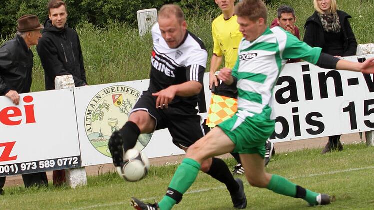 Den Schuss des Sanders Bernd Pankratz (links) blockt der Großbardorfer Björn Schönwiesner noch ab.