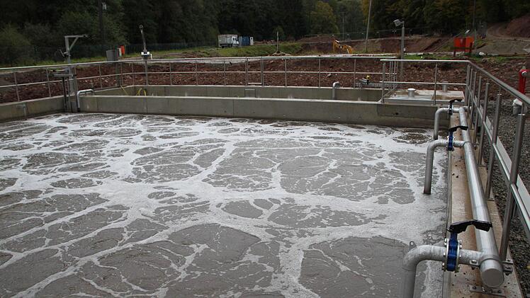 Die Becken sind schon voll Wasser und werden regelmäßig umgewälzt.