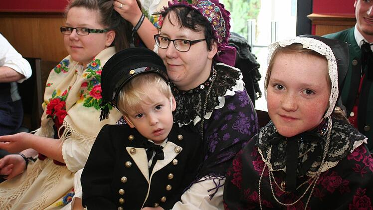 Noch wach: Vincenz in der Hummeltracht des Bayreuther Umlandes auf dem Schoß von Mama