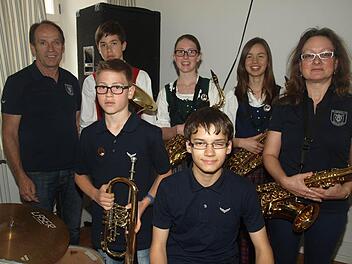 Die D 1- bzw. D 2-Prüfung legten (vorne) Sebastian Schubert auf Flügelhorn und Daniel Erhard auf Schlagzeug sowie hinten Konstantin Schenk auf Bariton, Franziska Schubert und Miriam Stahl auf Saxophon sowie Gudrun Schaller auf Tenorsaxophon ab. Hinten links Richard Dees.