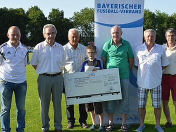 Spendenübergabe (v. l.): Günther Scheuring (TSV Münnerstadt), Kreisehrenamtsbeauftragter Georg Stöth, Karl Zeischka (Opa von Johannes), Johannes Pretscher, Kreisvorsitzender Michael Ritter, Gerd Zeitler (TSV Münnerstadt) und Klaus Eisenmann (TSV Heustreu).  Foto: R. Müller