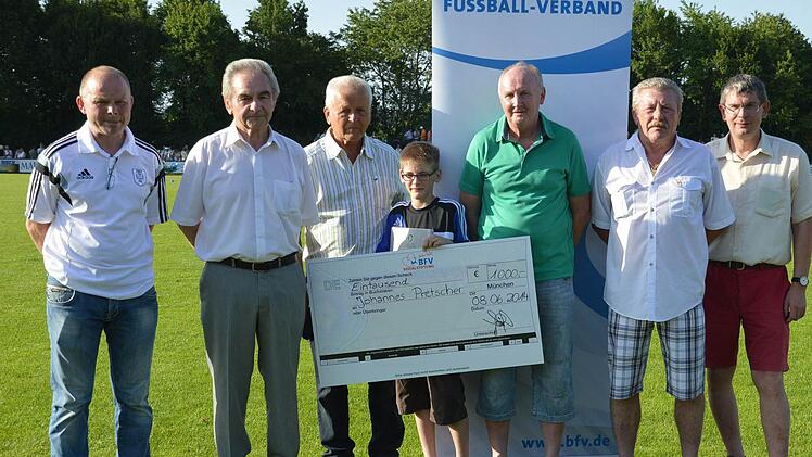 Spendenübergabe (v. l.): Günther Scheuring (TSV Münnerstadt), Kreisehrenamtsbeauftragter Georg Stöth, Karl Zeischka (Opa von Johannes), Johannes Pretscher, Kreisvorsitzender Michael Ritter, Gerd Zeitler (TSV Münnerstadt) und Klaus Eisenmann (TSV Heustreu).  Foto: R. Müller