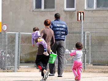 Im Landkreis Kronach werden dringend Wohnungen für Asylbewerber benötigt. Symbolbild: Daniel Bockwoldt/dpa