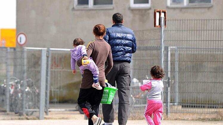 Im Landkreis Kronach werden dringend Wohnungen für Asylbewerber benötigt. Symbolbild: Daniel Bockwoldt/dpa