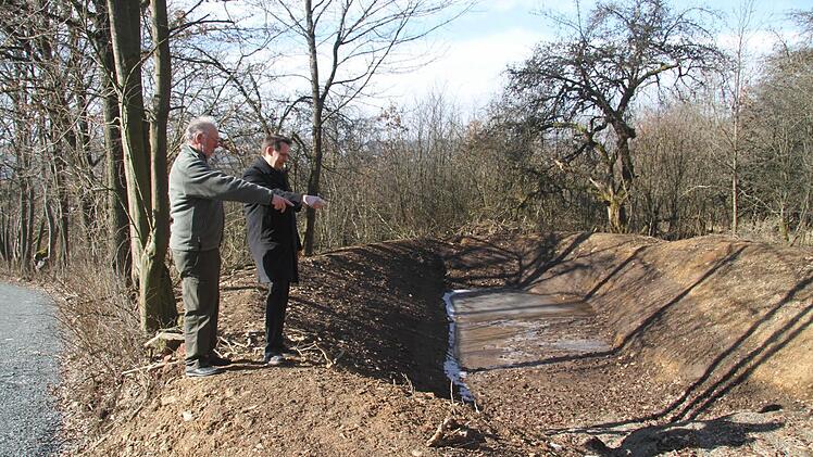 Die Regenüberlaufbecken funktionieren, das zeigt das erste Schwemm-Material. Davon überzeugen sich Frank Hömberg vom Forst und Bürgermeister Roland Wolfrum . Foto: Sonja Adam