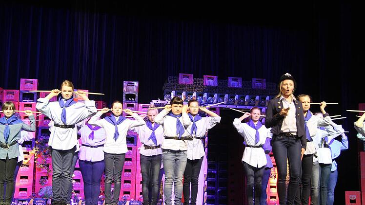 Eigentlich wollten die Polizisten gemeinsam mit Frederic die Piraten ausrotten, doch der schloss sich aus Pflichtgefühl wieder seiner Piratentruppe an, jetzt will die Polizei allein gegen die Banditen kämpfen.