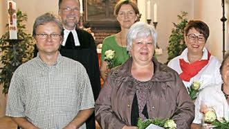 Pfarrer Ekkehard Weiskopf (oben links) ehrte engagierte Mitglieder der Kirchengemeinde: Carmen Stark (hinten), Harry Hofmann, Petra Seuß, Edith Naujoks, Anita Weber und Almut Lindner (von links) Foto: Sonny Adam