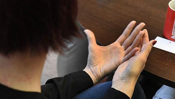 Frau Y. ist eine der beiden Frauenhaus-Bewohnerinnen, die zu einem Interview bereit waren, aber unerkannt bleiben wollen.Foto: Ronald Rinklef
