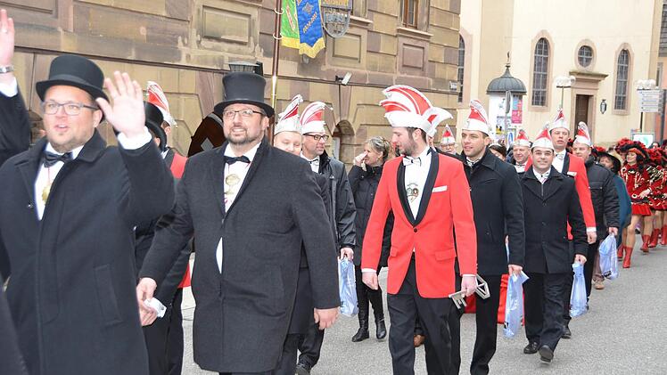 Vorstands-Mitglieder des BTC Garitz in Frack und Zylinder geleiteten den OB beim Umzug. Foto: Peter Rauch