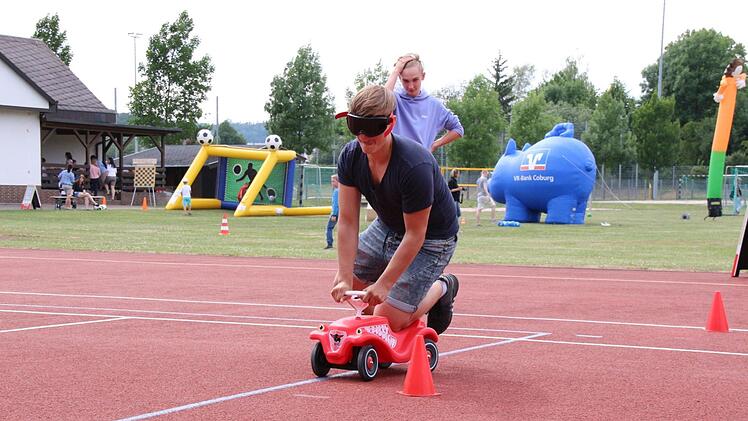 Bobbycar-Fahren mit der Rauschbrille.
