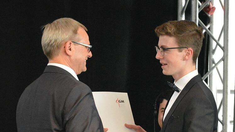 Höhepunkt des Abends war natürlich die Überreichung der Zeugnisse (links: Schulleiter Joachim Schwigon, rechts: Felix Deutzmann) Foto: Björn Hein