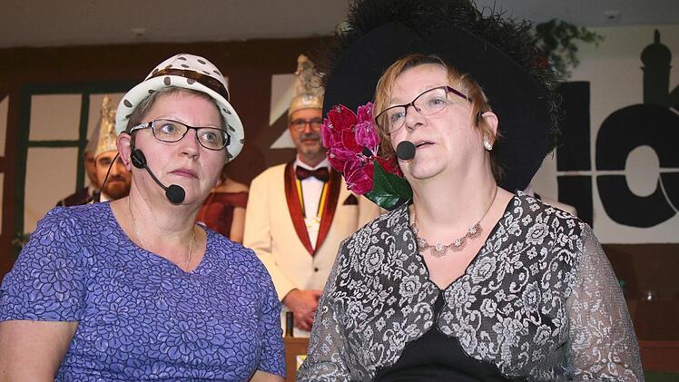 Resi und Babet (Christiane Garreis und Susanne Wolfschmitt, von rechts) blickten auf das Zeiler Stadtleben.