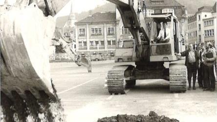 Mit einem Bagger führte OB Erich Stammberger am 22. August 1979 den ersten Spatenstich für die Tiefgarage aus. Foto: Archiv Stephan Tiroch