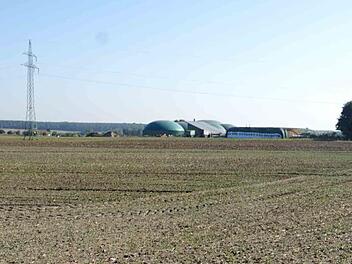 Westtlich der Biogasanlage zwischen Kairlindach und Oberlindach soll ein großer Maststall entstehen.     Foto: Richard Sänger