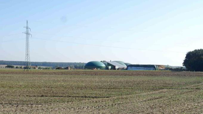 Westtlich der Biogasanlage zwischen Kairlindach und Oberlindach soll ein großer Maststall entstehen.     Foto: Richard Sänger